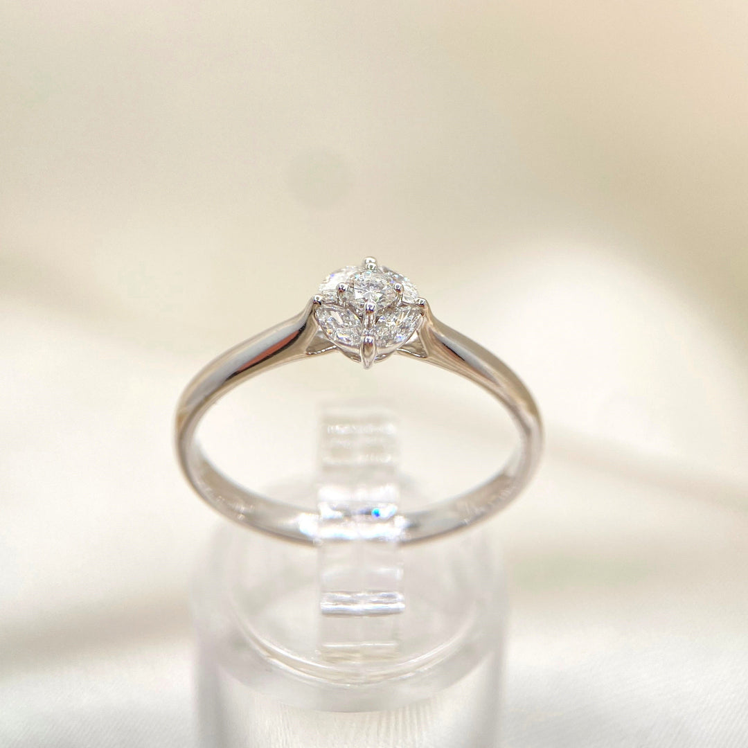 Feiner Diamantring aus 585er Weißgold mit einem Brillanten und vier Diamanten im Marquise-Schliff in Krappenfassungen.