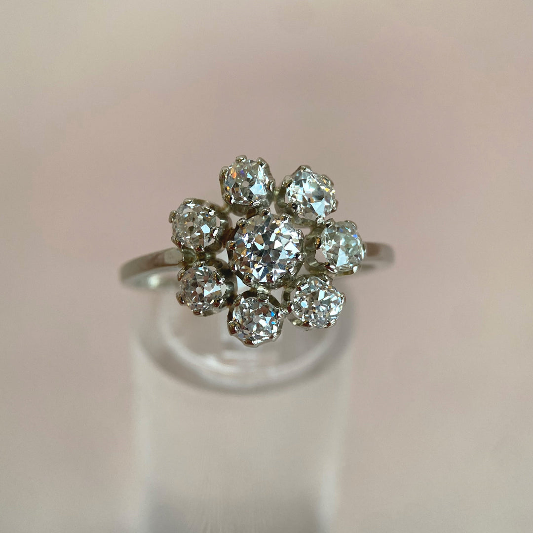 Vintage-Diamantring aus 585er Weißgold mit acht Diamanten im alten europäischen Schliff in klassischen Krappenfassungen.