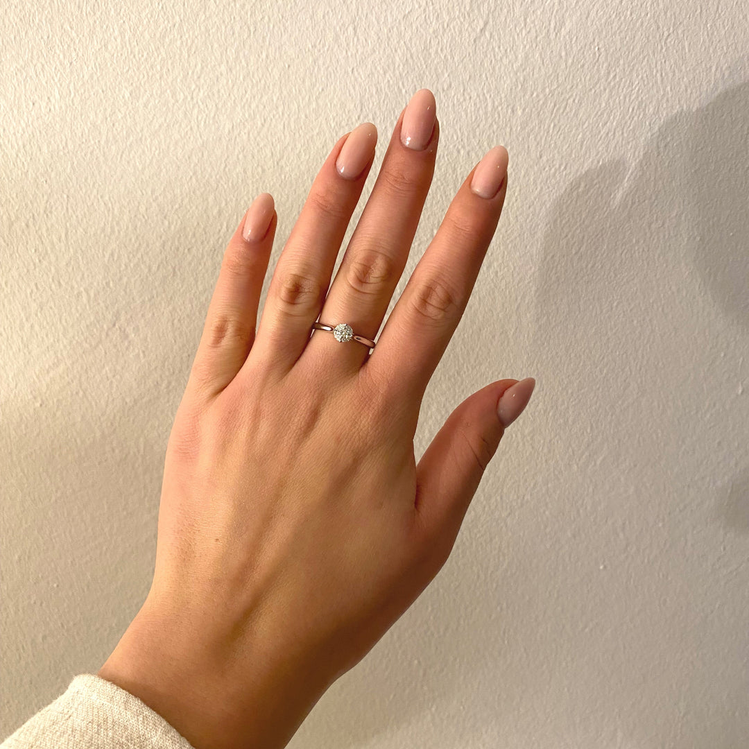 Getragener Weißgoldring mit Brillant- und Marquise-Diamanten – dezente Eleganz und harmonische Proportionen am Finger.