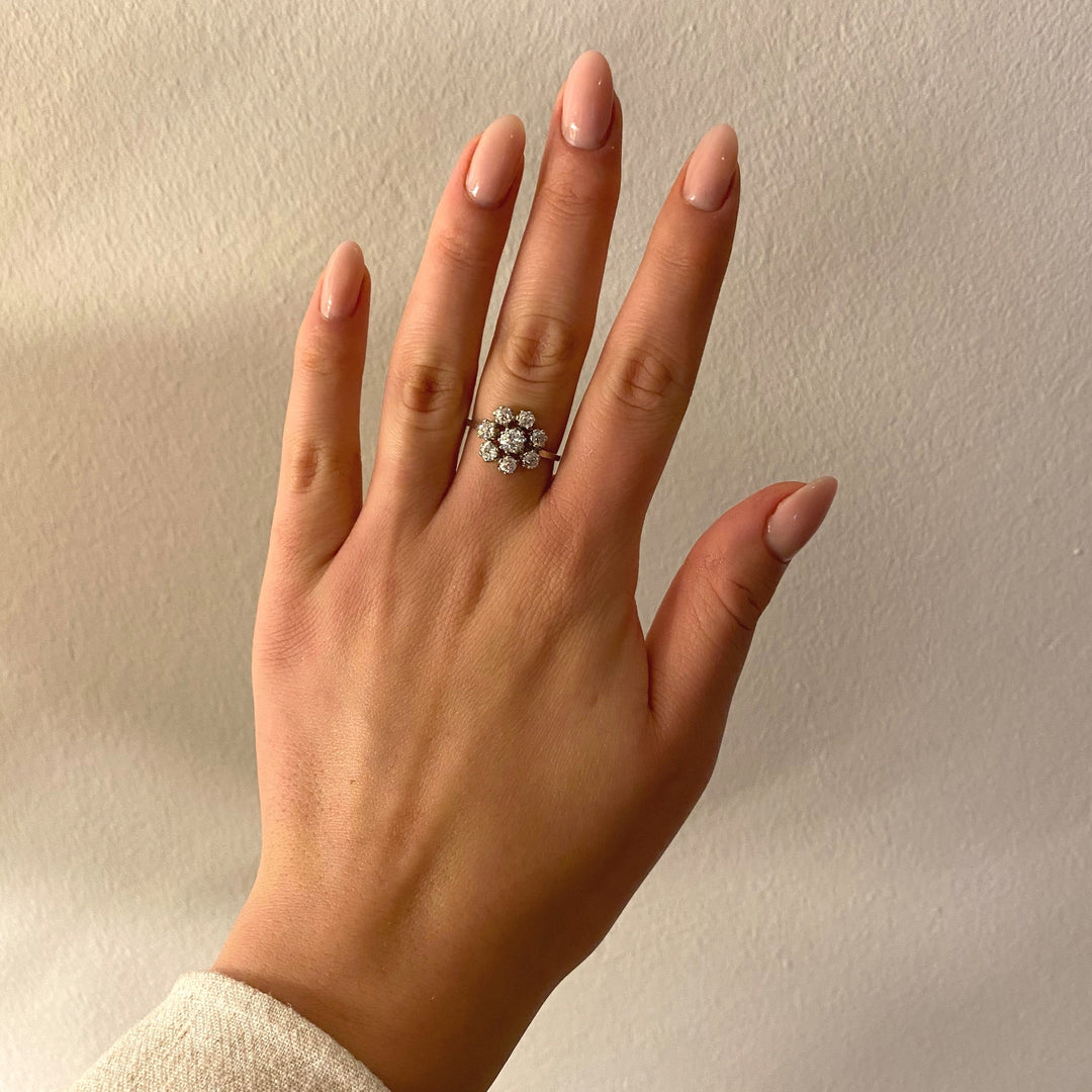 Getragener Vintage-Weißgoldring mit Old-European-Cut-Diamanten – elegante Wirkung und zeitlose Proportionen am Finger.