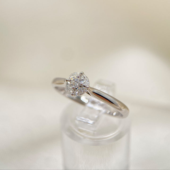 Linke Seitenansicht des Diamantrings aus 14-karätigem Weißgold mit filigraner Krappenfassung.