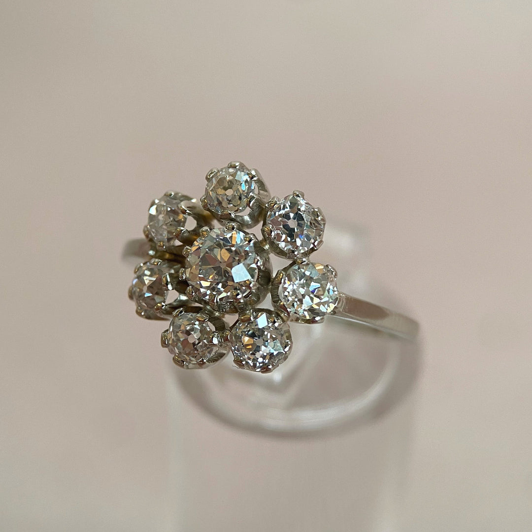 Linke Seitenansicht des Weißgoldrings aus den 1950er Jahren mit fein ausgearbeiteten Krappenfassungen.