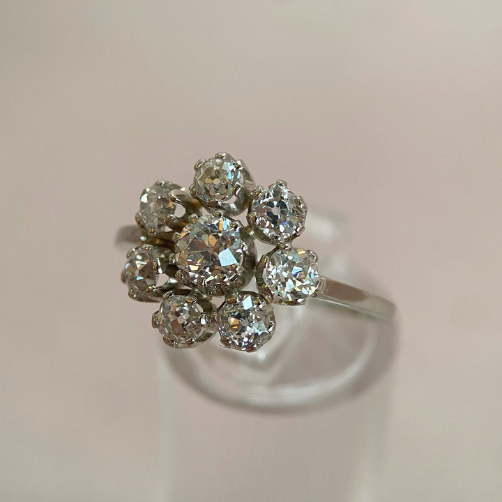 Linke Seitenansicht des Weißgoldrings aus den 1950er Jahren mit fein ausgearbeiteten Krappenfassungen.