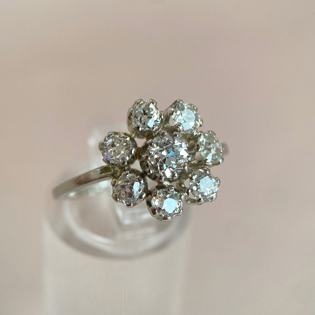 Rechte Seitenansicht des historischen Diamantrings mit harmonischer Anordnung der Old-European-Cut-Diamanten.