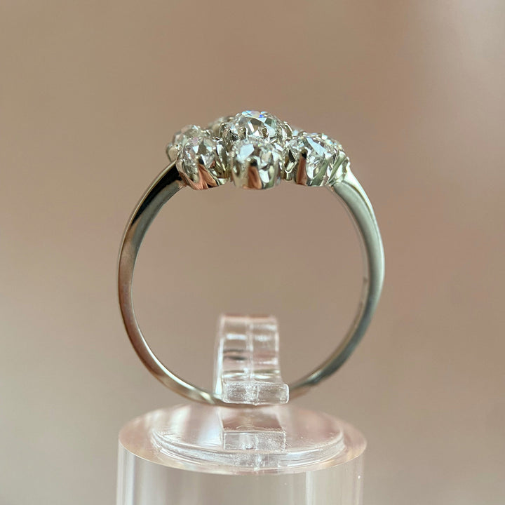 Profilansicht des stehenden Vintage-Rings, die die Höhe der Fassungen und klassische Linienführung zeigt.