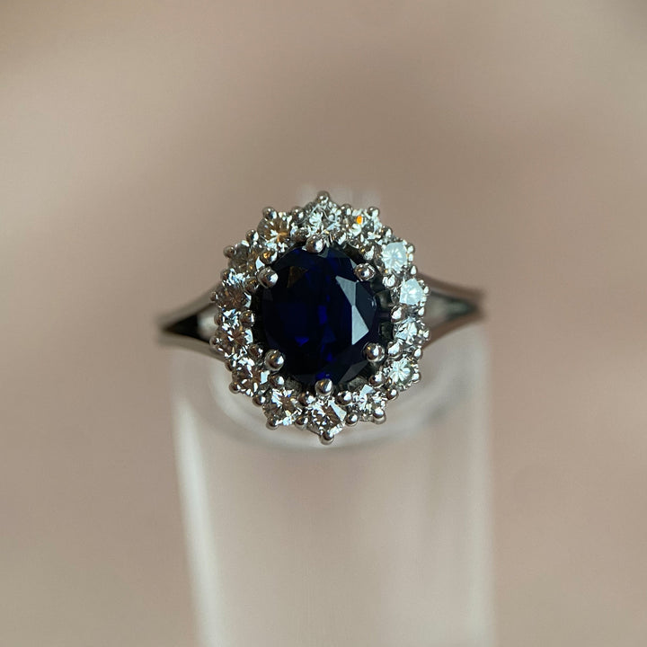 Profilansicht eines Weißgoldrings 750 stehend mit ovalem Saphir