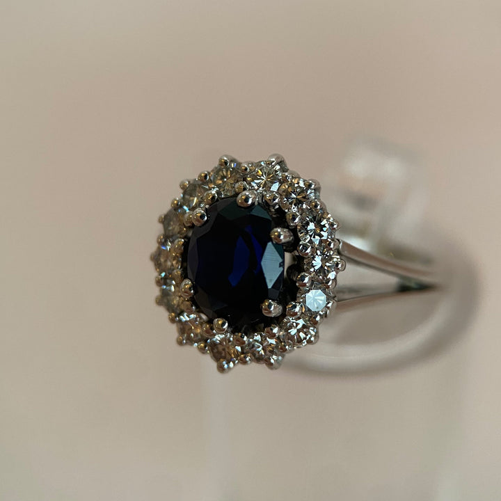 Weißgoldring 750 mit dunkelblauem Saphir ca. 1,54 ct und Diamanten