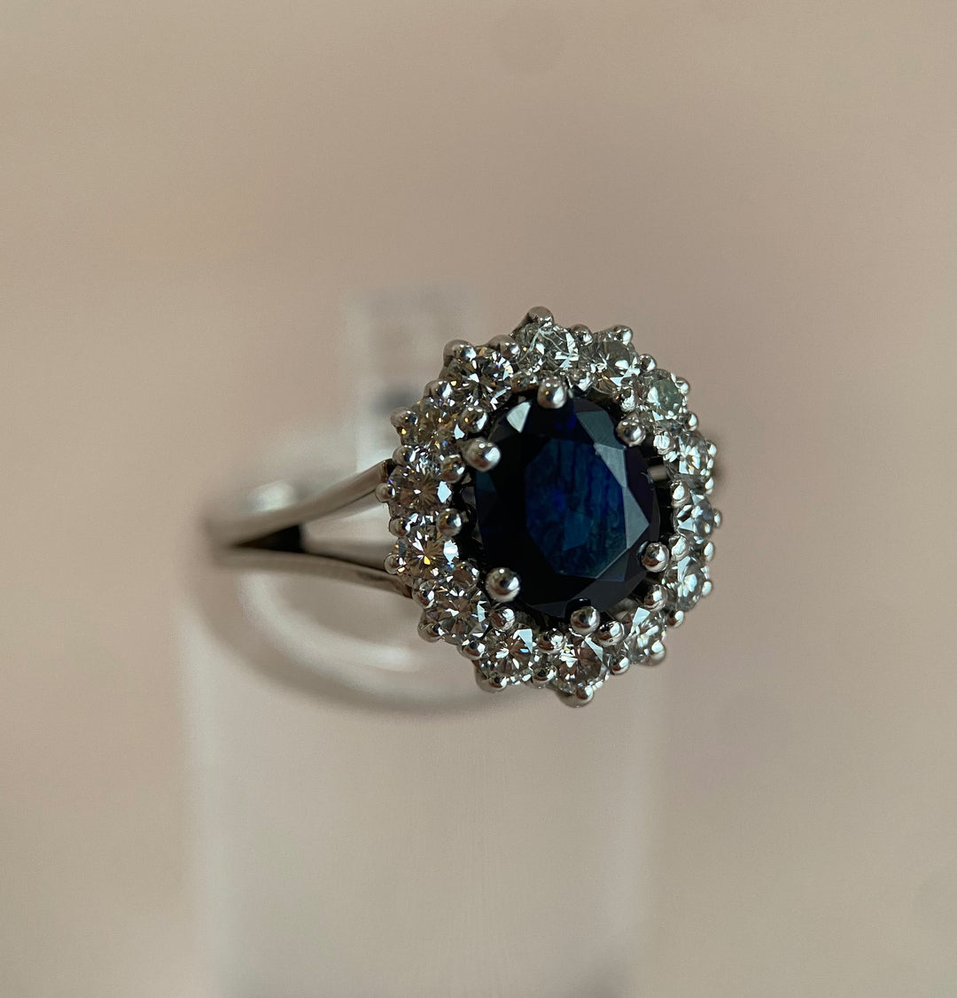 Seitenansicht rechts eines 18-karätigen Weißgoldrings mit Diamanten
