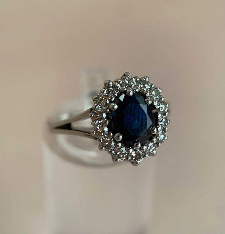Seitenansicht rechts eines 18-karätigen Weißgoldrings mit Diamanten