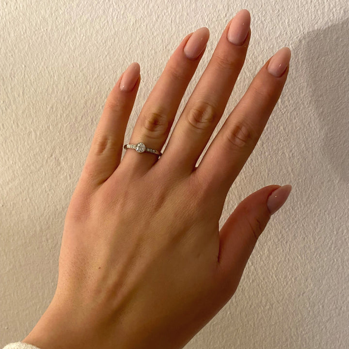Getragener Weißgoldring mit Old European Cut-Diamant und Achtkantdiamanten – elegante, historische Wirkung am Finger.