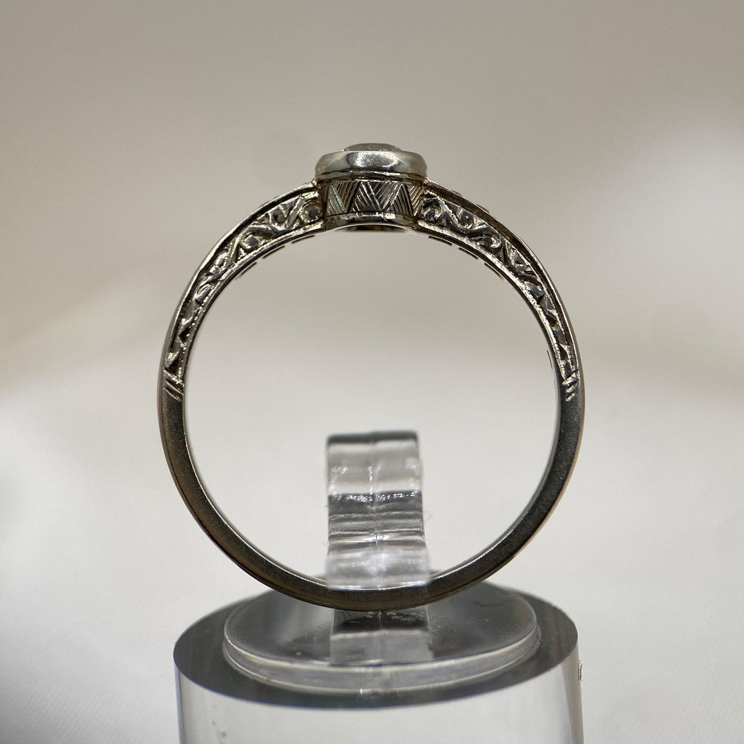 Profilansicht des stehenden Rings, die Höhe der Diamantfassung und die ausgewogene Formensprache zeigt.