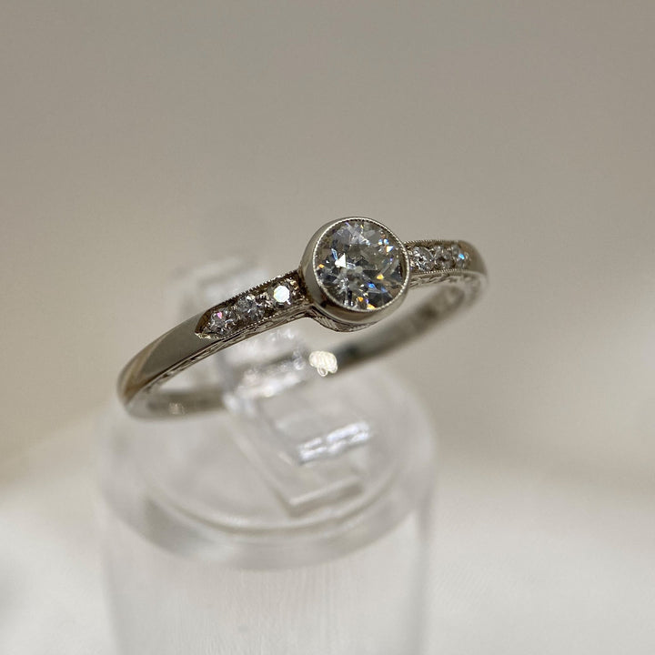 Rechte Seitenansicht des Weißgoldrings mit sichtbar präziser Vintage-Fassung der Altschliffdiamanten.