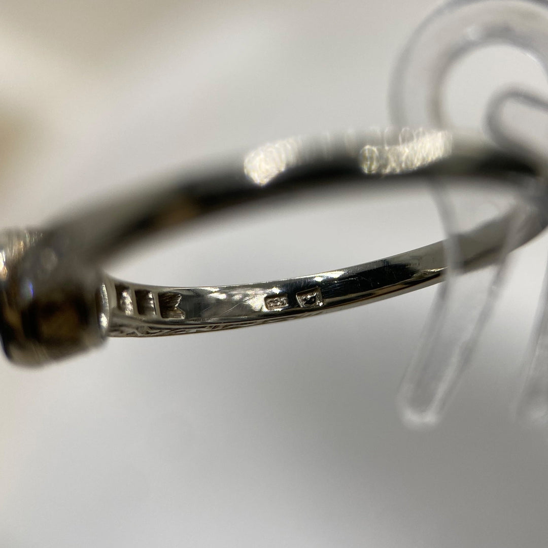 Detailaufnahme der Firmenpunze auf der Innenseite des Rings, Bestätigung der Echtheit und 585er Goldqualität.