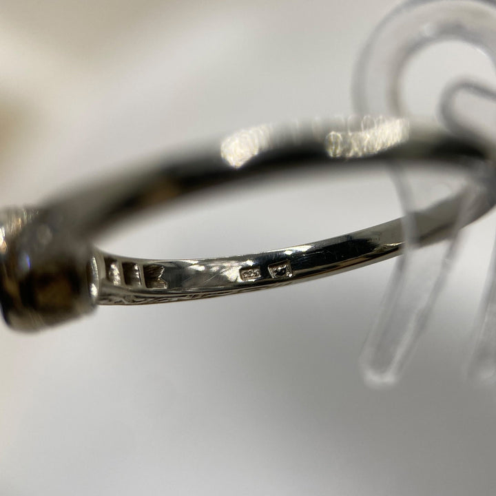 Detailaufnahme der Firmenpunze auf der Innenseite des Rings, Bestätigung der Echtheit und 585er Goldqualität.