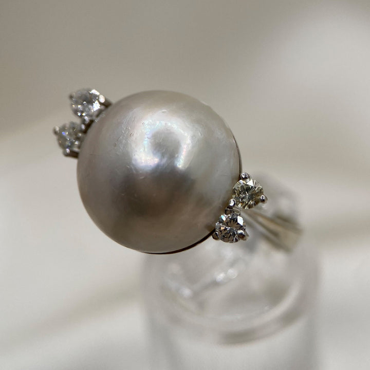 Linke Seitenansicht des Weißgoldrings mit Mabe-Perle und Diamanten in Krappenfassung, Vintage-Design 1975–1995.