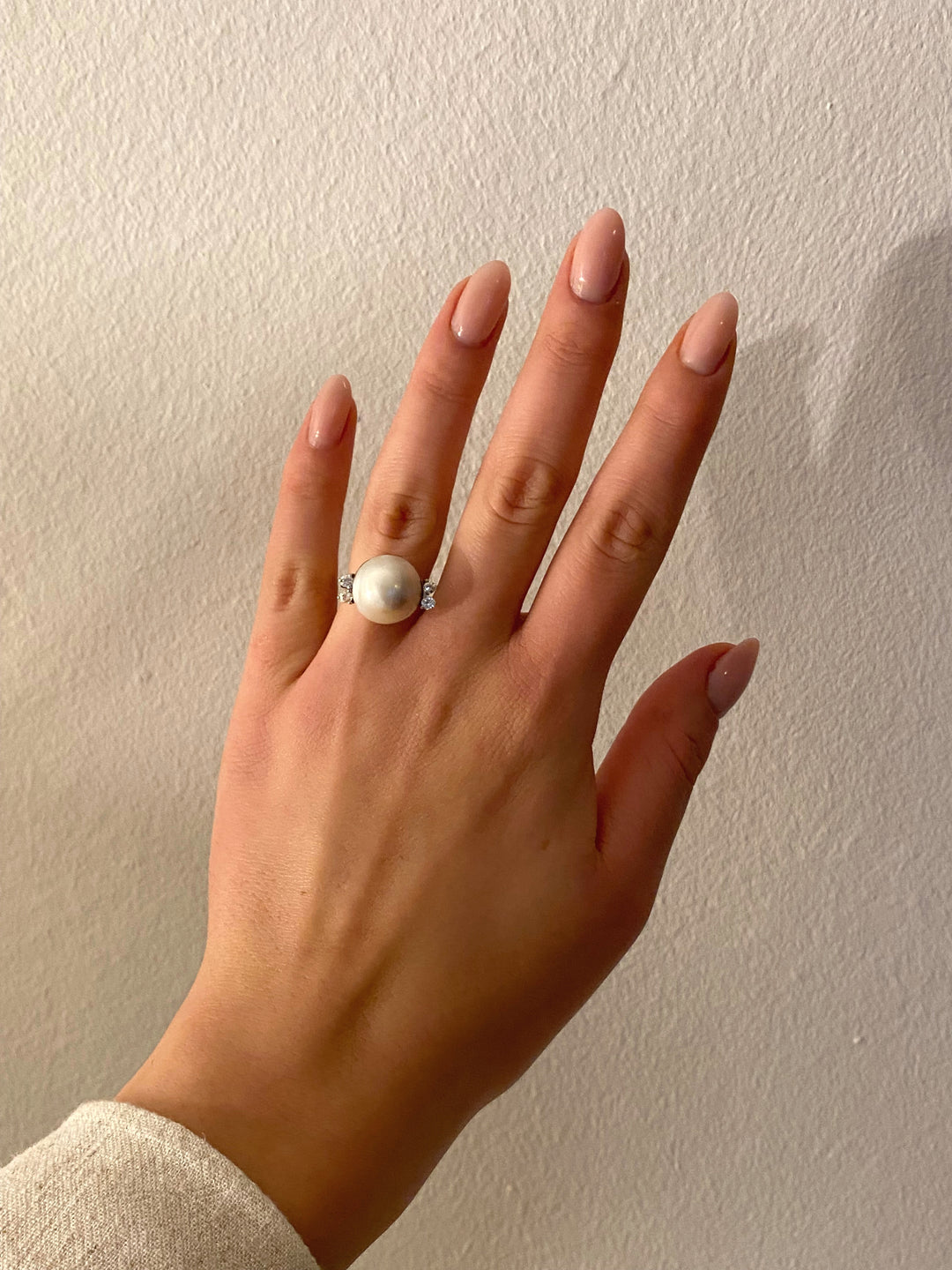 Getragener Weißgoldring mit Mabe-Zuchtperle und Diamanten – elegante Wirkung und harmonische Proportionen am Finger.