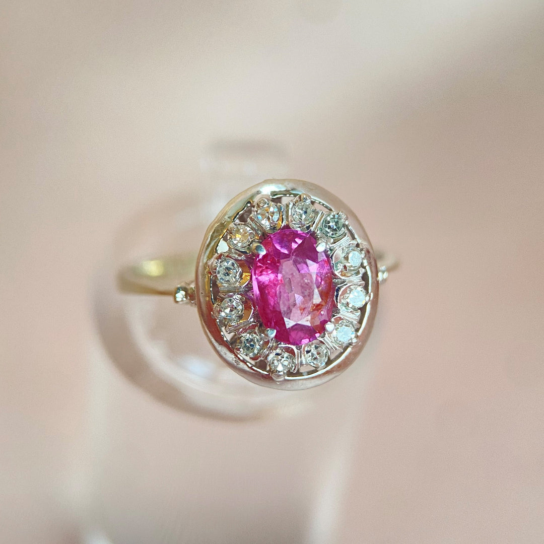 Detailaufnahme des rosa Saphirs ohne Erhitzung und der umliegenden Diamanten mit dezentem Funkeln.