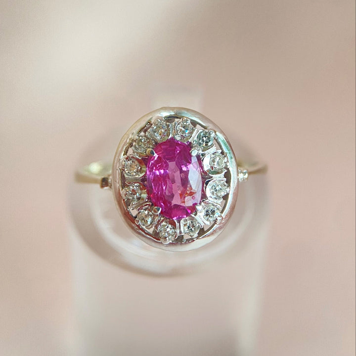 Weißgoldring aus 750er Gold mit rosa Saphir im Ovalschliff und zwölf Diamanten im Achtkantschliff.