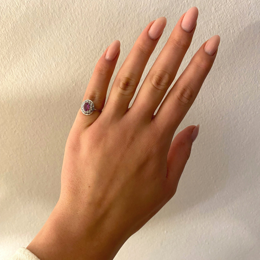 Getragener Weißgoldring mit rosa Saphir und feinem Diamantbesatz – elegante Wirkung und leichte Proportionen am Finger.