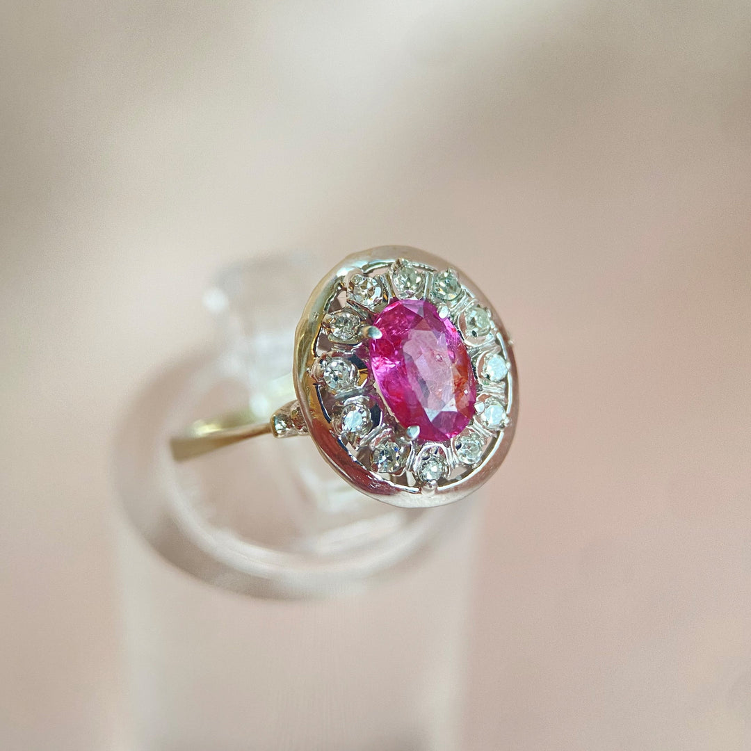 Rechte Seitenansicht des 18-karätigen Weißgoldrings mit Diamanten in feinen Kornfassungen.