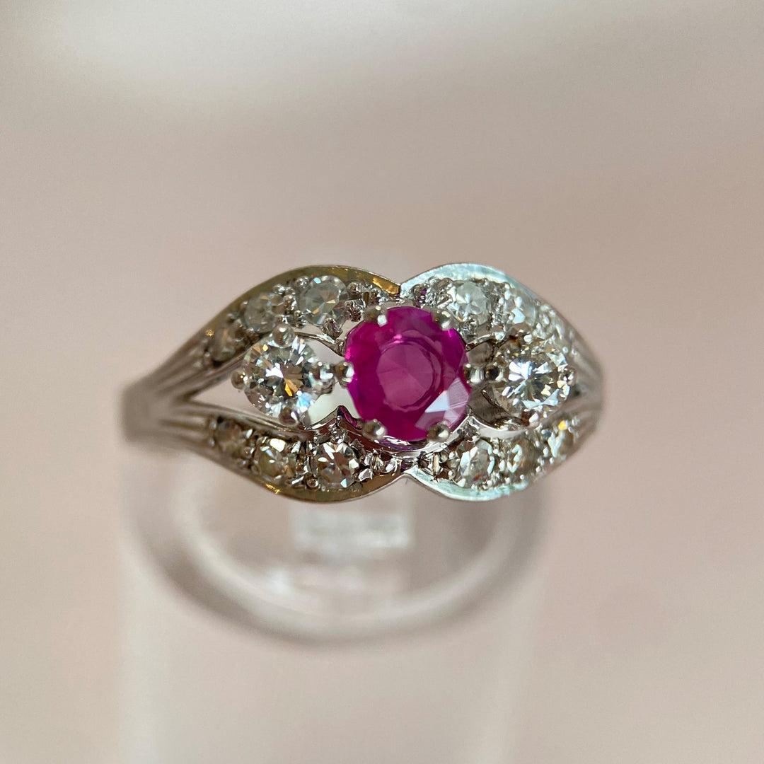 Weißgoldring aus 585er Gold mit Rubin im Rundschliff und Diamanten im Brillant- und Achtkantschliff.