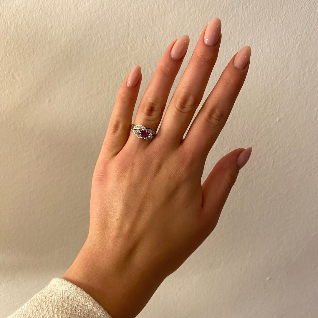 Getragener Weißgoldring mit Rubin und Diamanten – harmonische Farbwirkung und ausgewogene Proportionen am Finger.