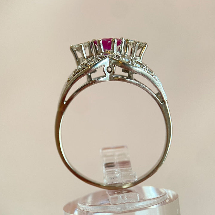 Profilansicht des stehenden Rings, die die Höhe der Rubin-Fassung und die ausgewogene Gestaltung zeigt.