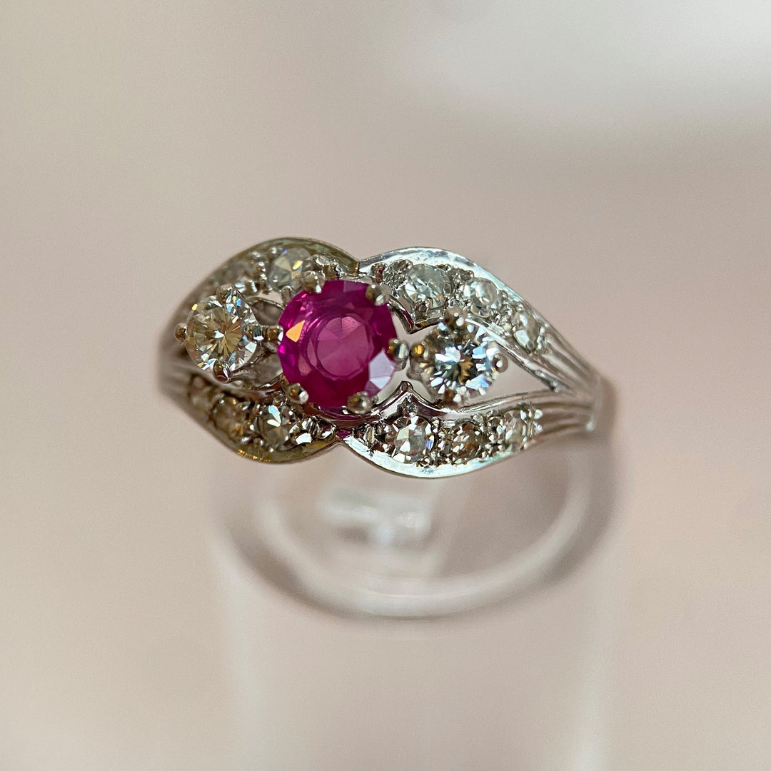 Linke Seitenansicht des Rings mit klassischer Krappenfassung für den Rubin und feiner Diamantakzentuierung.