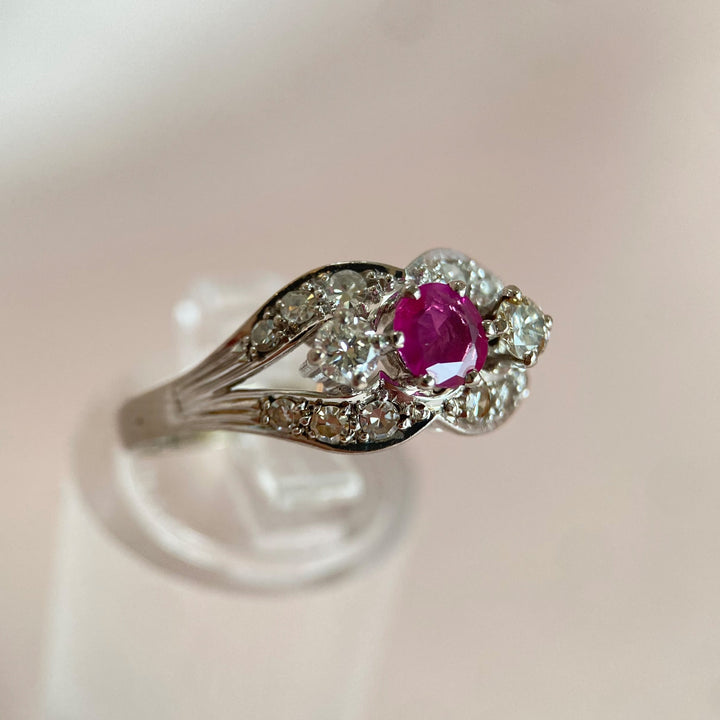 Rechte Seitenansicht des Weißgoldrings mit Achtkant-Diamanten in Kornfassungen und klarer Linienführung.