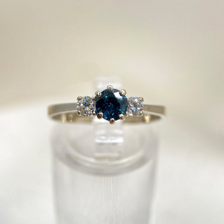 Weißgoldring 585 mit grünlich-blauem Saphir und zwei Diamanten, Brillantschliff, moderner Ring