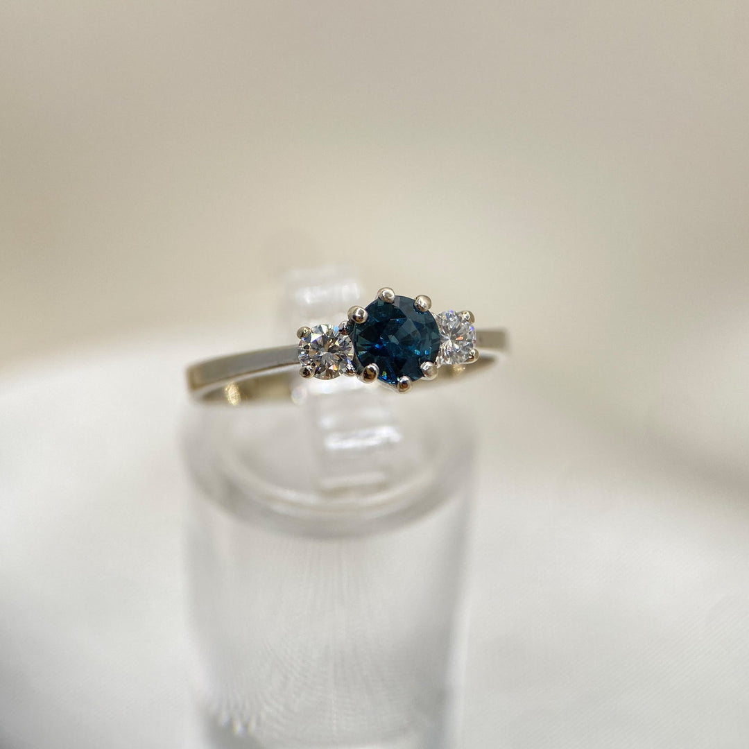 Seitenansicht rechts eines Weißgoldrings 585 mit Saphir ca. 0,60 ct und Diamanten