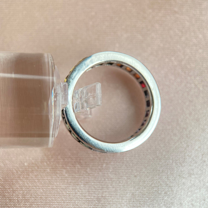 Profilansicht des stehenden Weißgoldrings, die die klare Fassungsarbeit und gleichmäßige Steinanordnung zeigt.