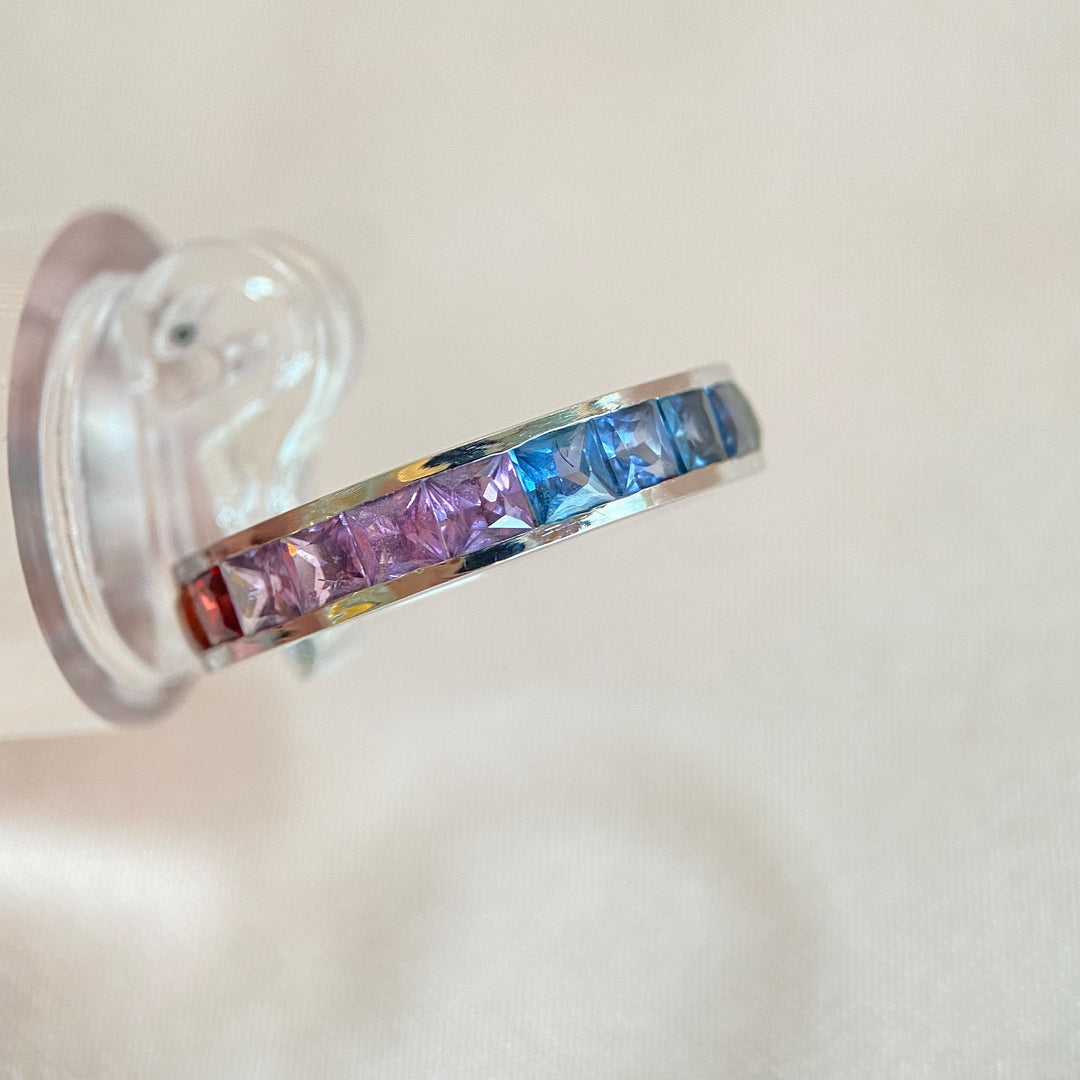 Moderner Ring aus 750er Weißgold mit 22 farbigen Saphiren im Prinzessschliff in präzisen Kanalfassungen.