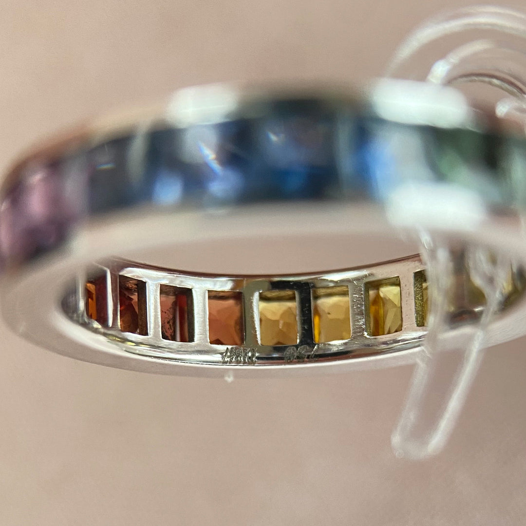 Nahaufnahme der Innenseite des Rings aus 750er Weißgold mit hochwertiger Verarbeitung.