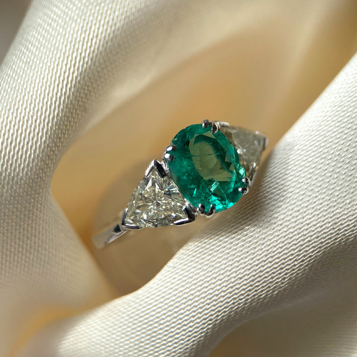 Rechte Seitenansicht des Rings mit Fokus auf Trilliant-Diamanten und klare Linienführung des Weißgolds.