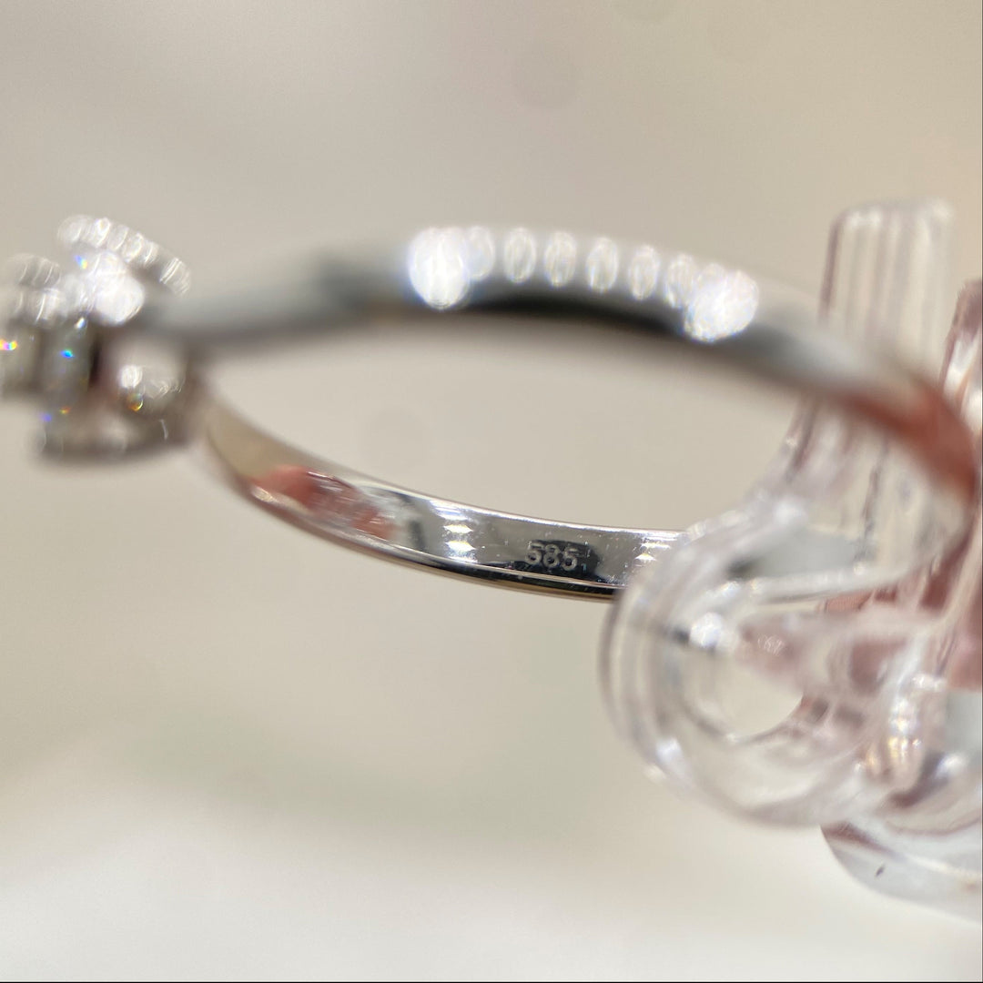 Nahaufnahme der Innenseite des Rings mit gut sichtbarer „585“-Stempelung für 14 Karat Weißgold.