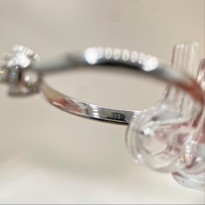 Nahaufnahme der Innenseite des Rings mit gut sichtbarer „585“-Stempelung für 14 Karat Weißgold.