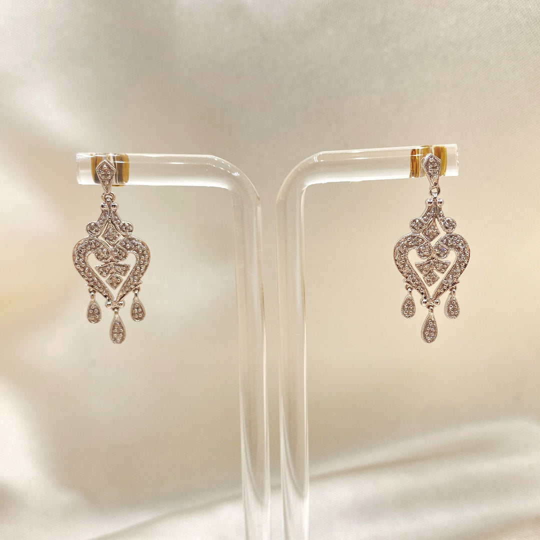 Rechter Weißgold-Ohrring mit feinem Diamantbesatz und ruhigem, harmonischem Funkeln.