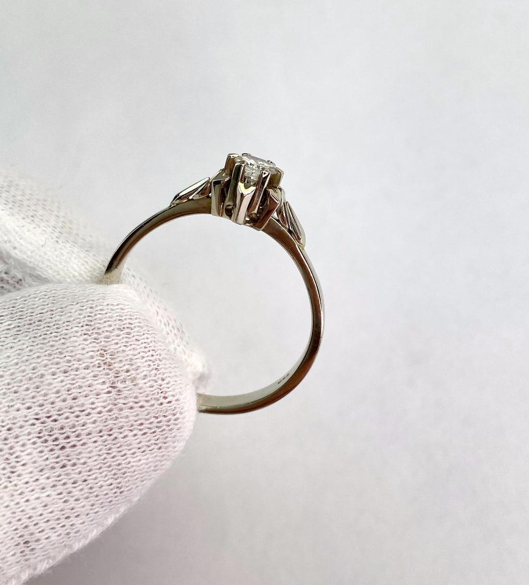 White gold jewel 0.25 ct diamond in prong setting: "Ava's Starry Call"