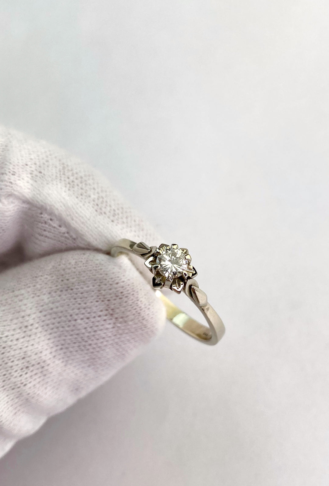 White gold jewel 0.25 ct diamond in prong setting: "Ava's Starry Call"