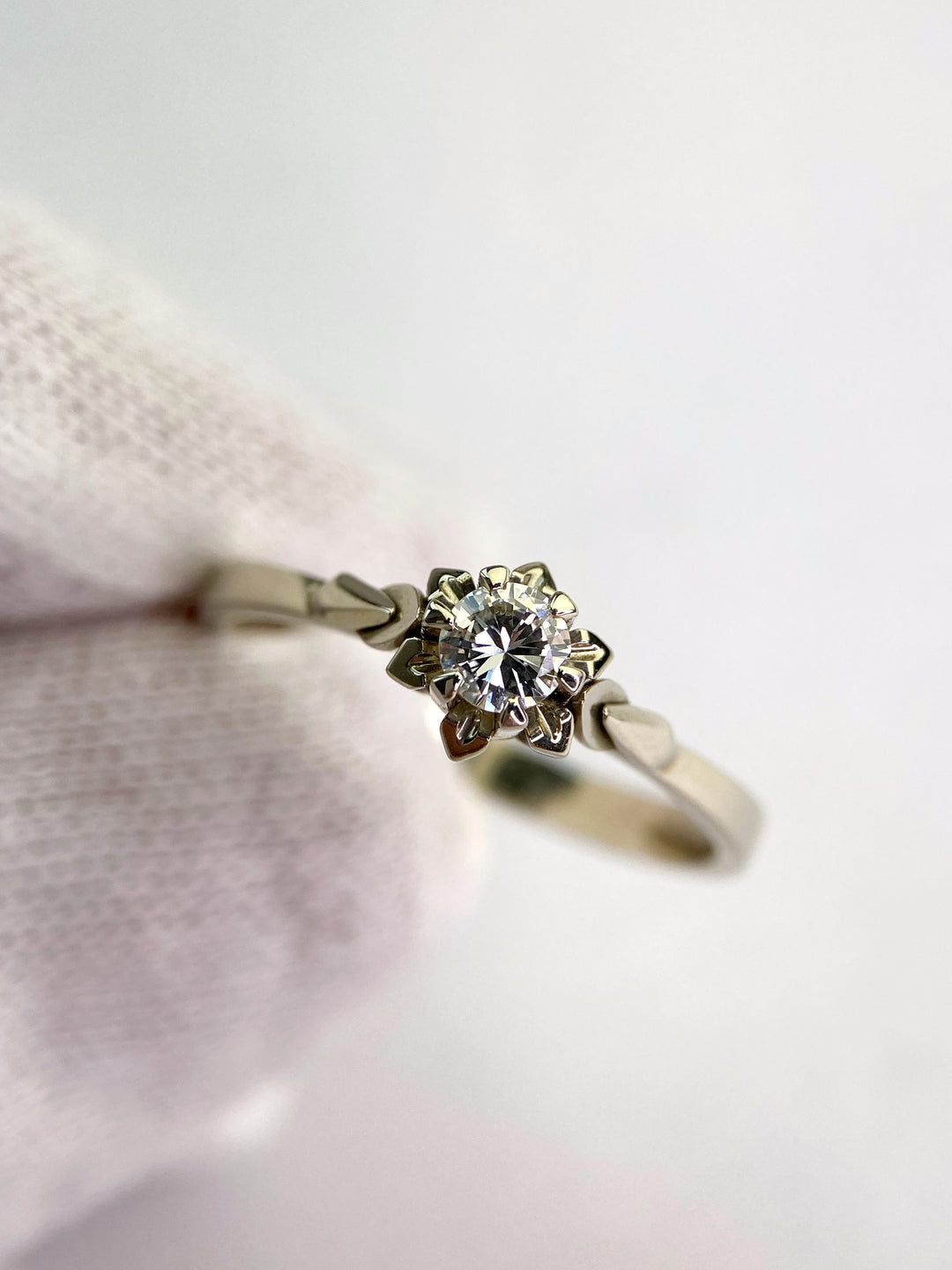 White gold jewel 0.25 ct diamond in prong setting: "Ava's Starry Call"