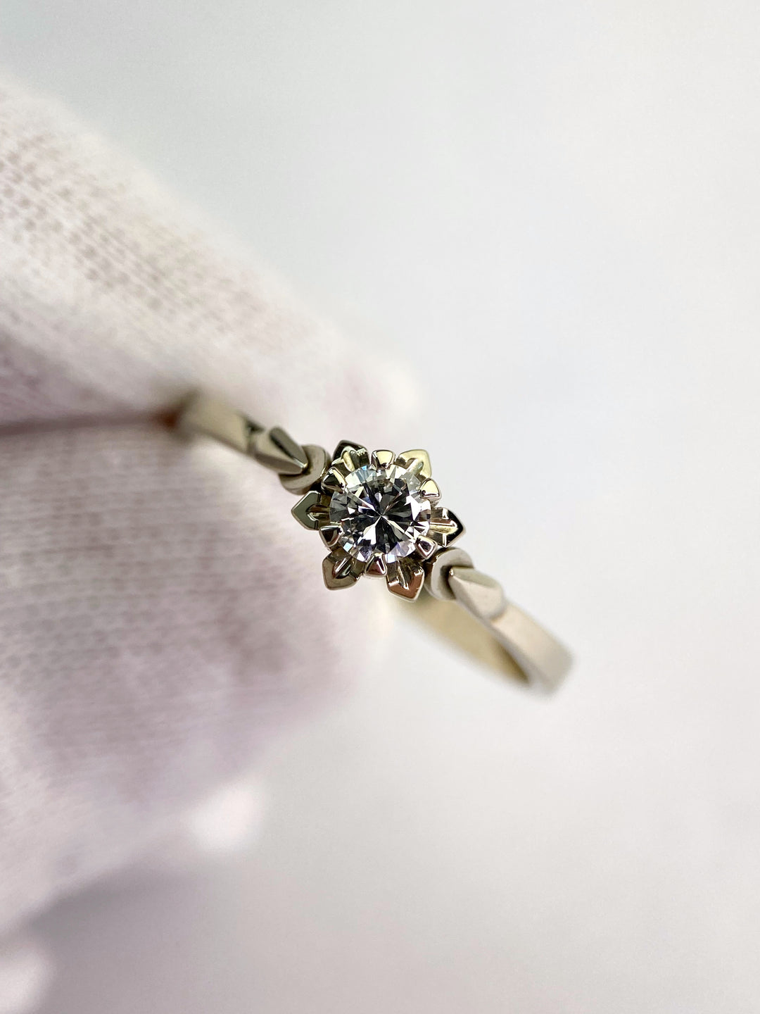 White gold jewel 0.25 ct diamond in prong setting: "Ava's Starry Call"