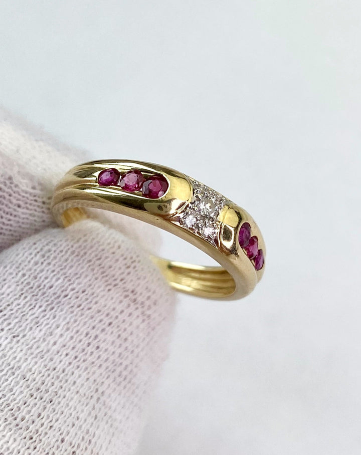 Ruby ring with diamonds in yellow gold 80s style: "Soul Dance"