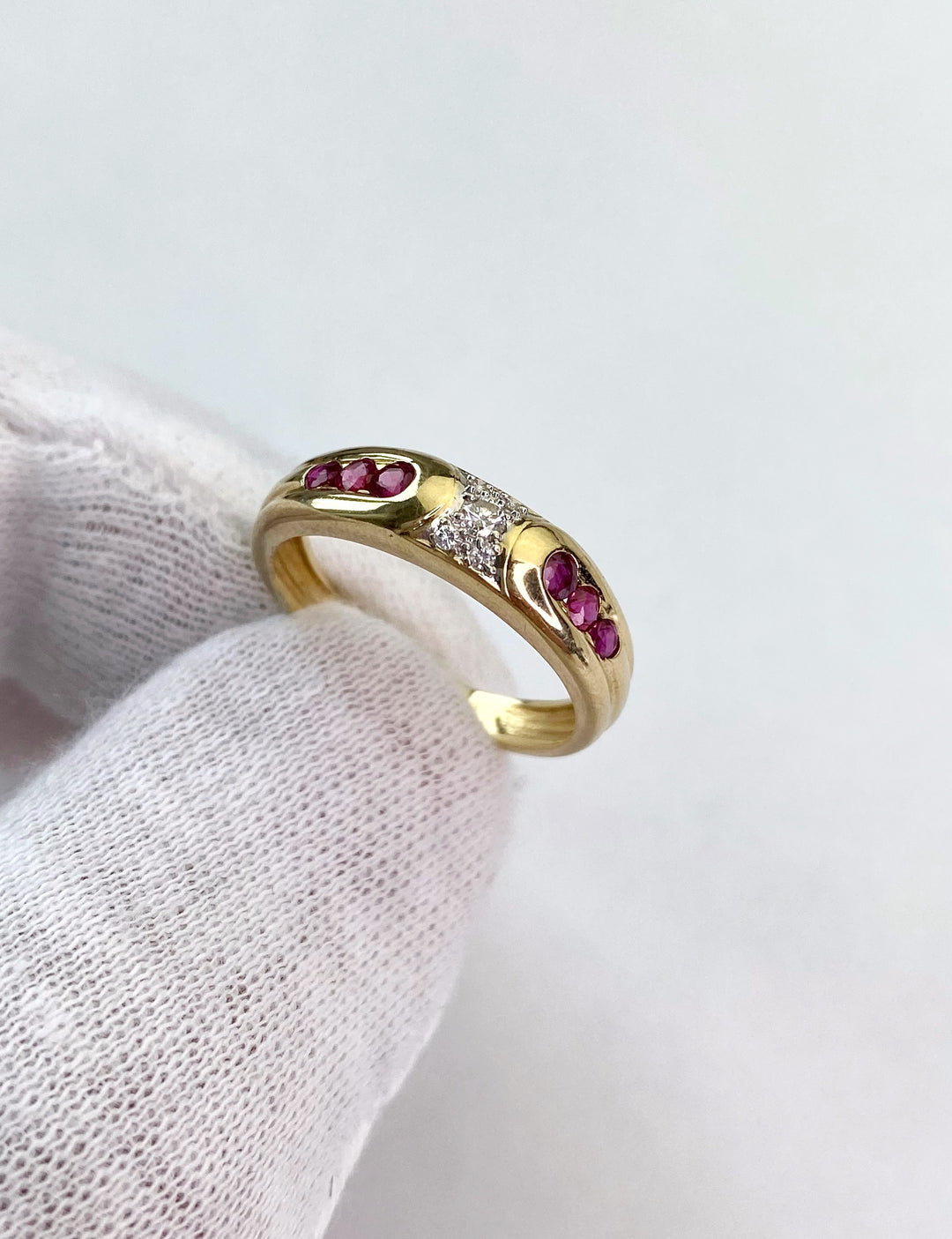 Ruby ring with diamonds in yellow gold 80s style: "Soul Dance"
