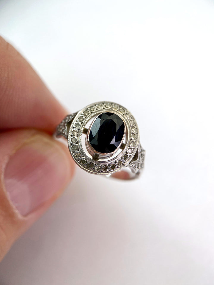Dark blue 1.85 ct sapphire diamond ring: "Timeless shine"