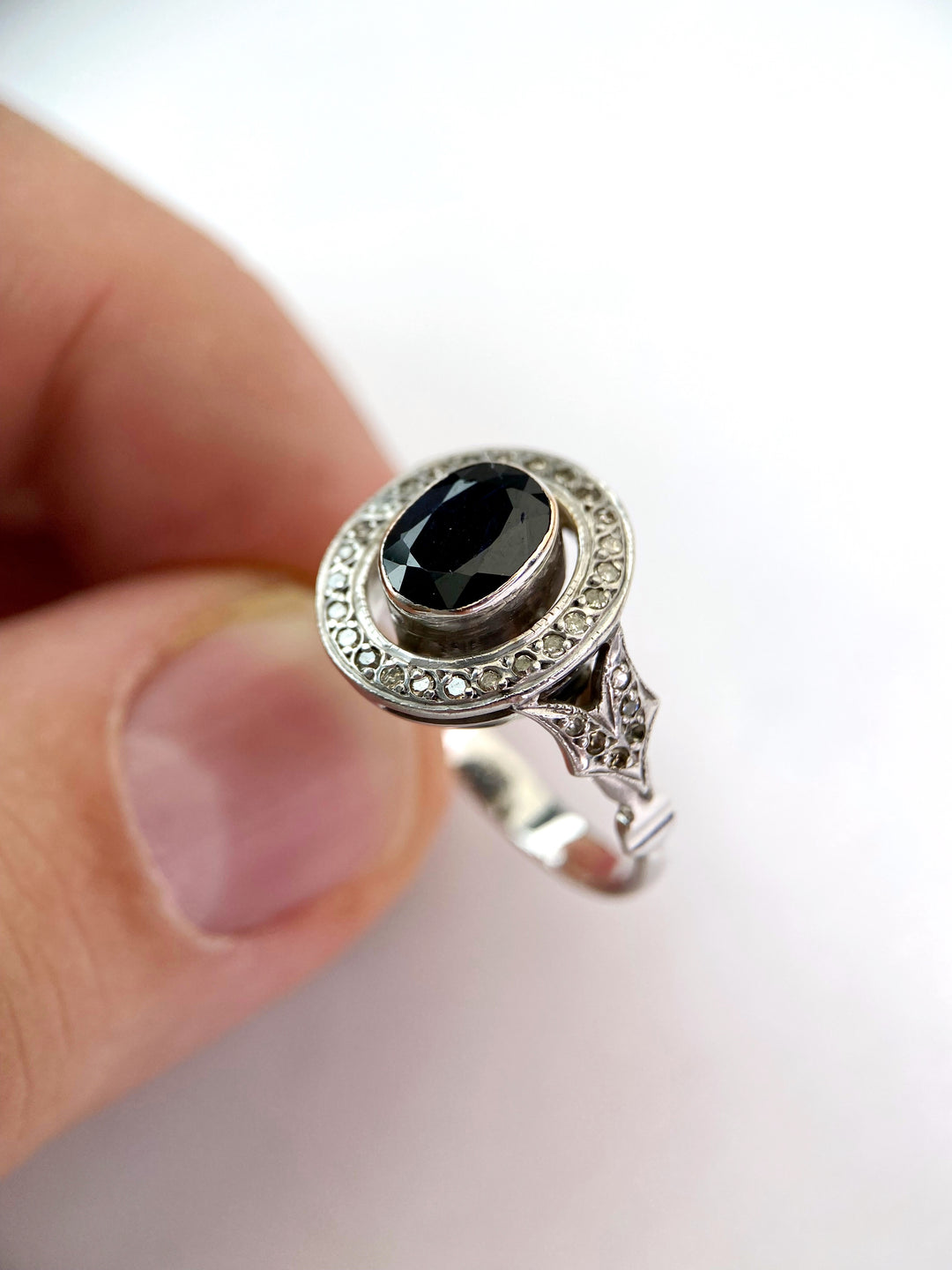 Dark blue 1.85 ct sapphire diamond ring: "Timeless shine"