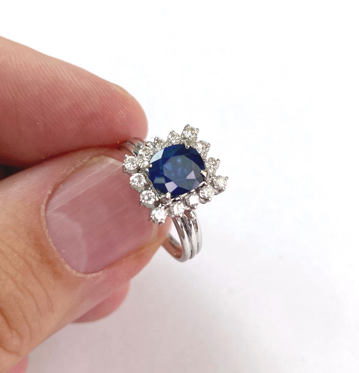 Timeless ring with 1.2 ct sapphire & diamond shine: "Cubic Cosmos"
