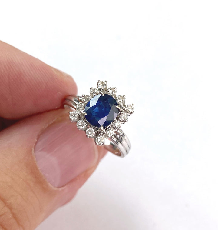 Timeless ring with 1.2 ct sapphire & diamond shine: "Cubic Cosmos"