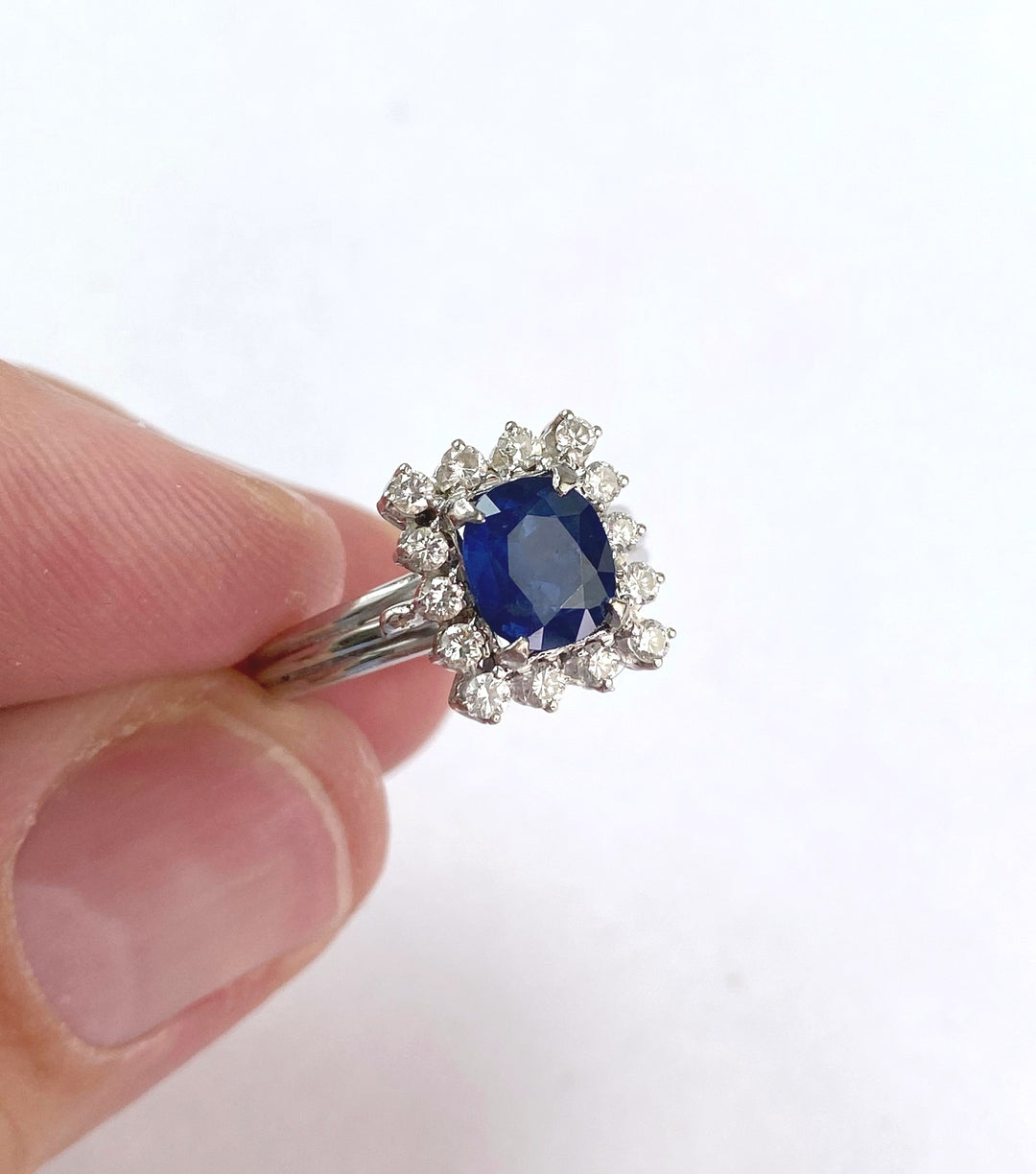 Timeless ring with 1.2 ct sapphire & diamond shine: "Cubic Cosmos"