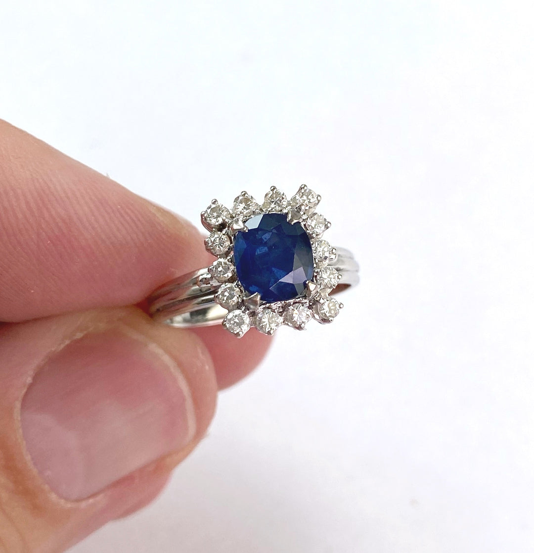 Timeless ring with 1.2 ct sapphire & diamond shine: "Cubic Cosmos"